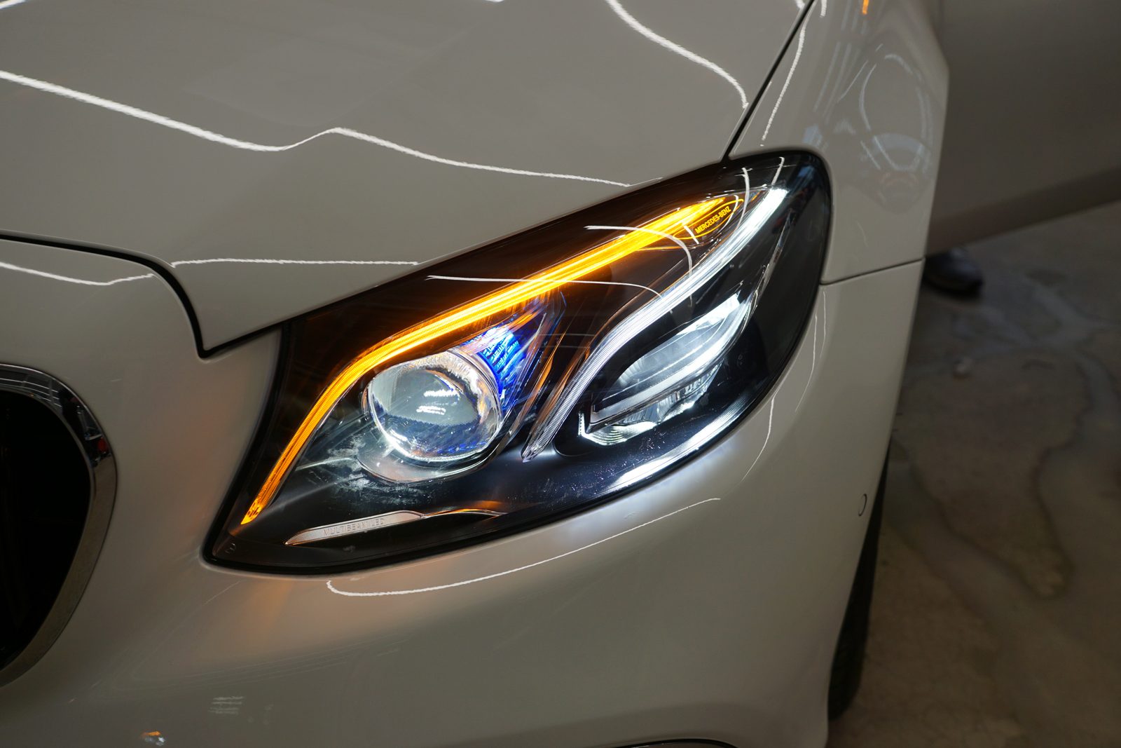 벤츠 W213 E클래스 멀티빔 LED 헤드램프 점등 모습입니다.