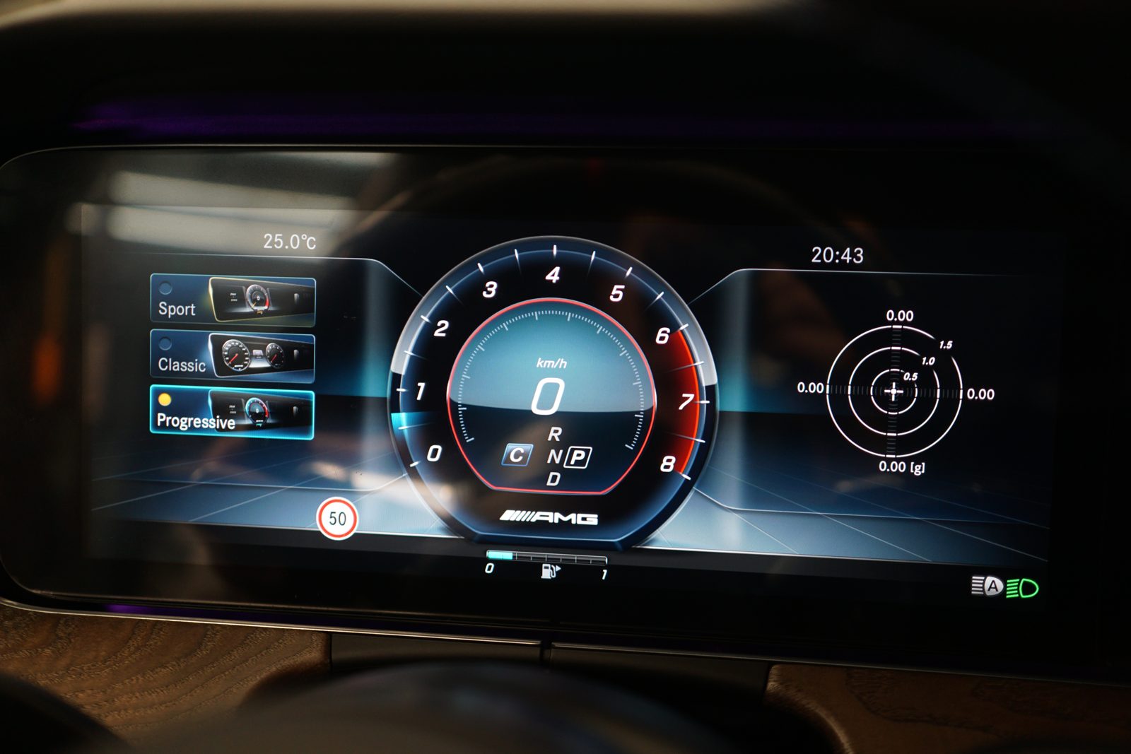 벤츠 W213 E클래스 익스클루시브 (18년식) 와이드콕핏 계기판에 AMG 테마를 적용한 화면입니다.