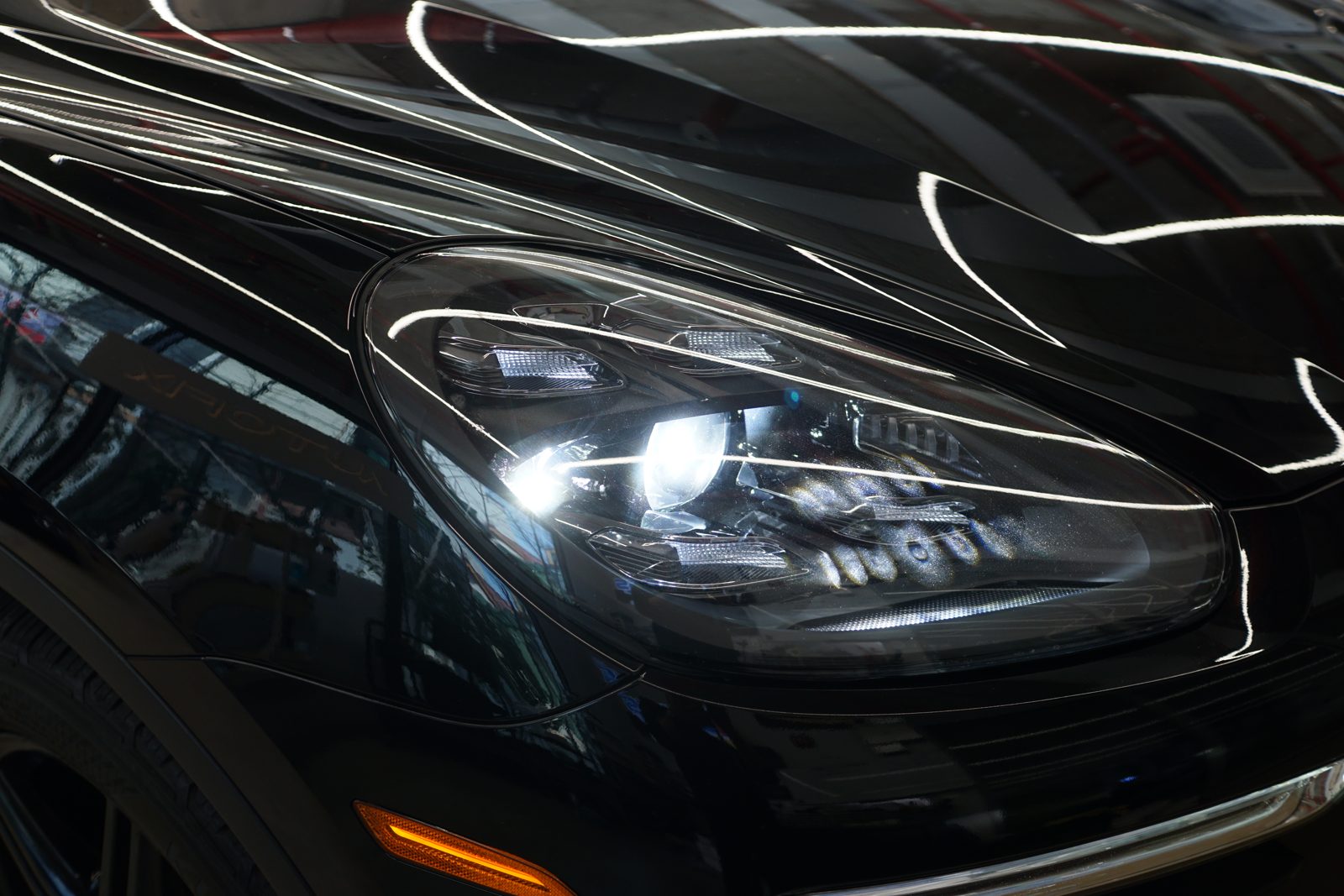 포르쉐 958 카이엔 LED 헤드램프 점등 디테일입니다.