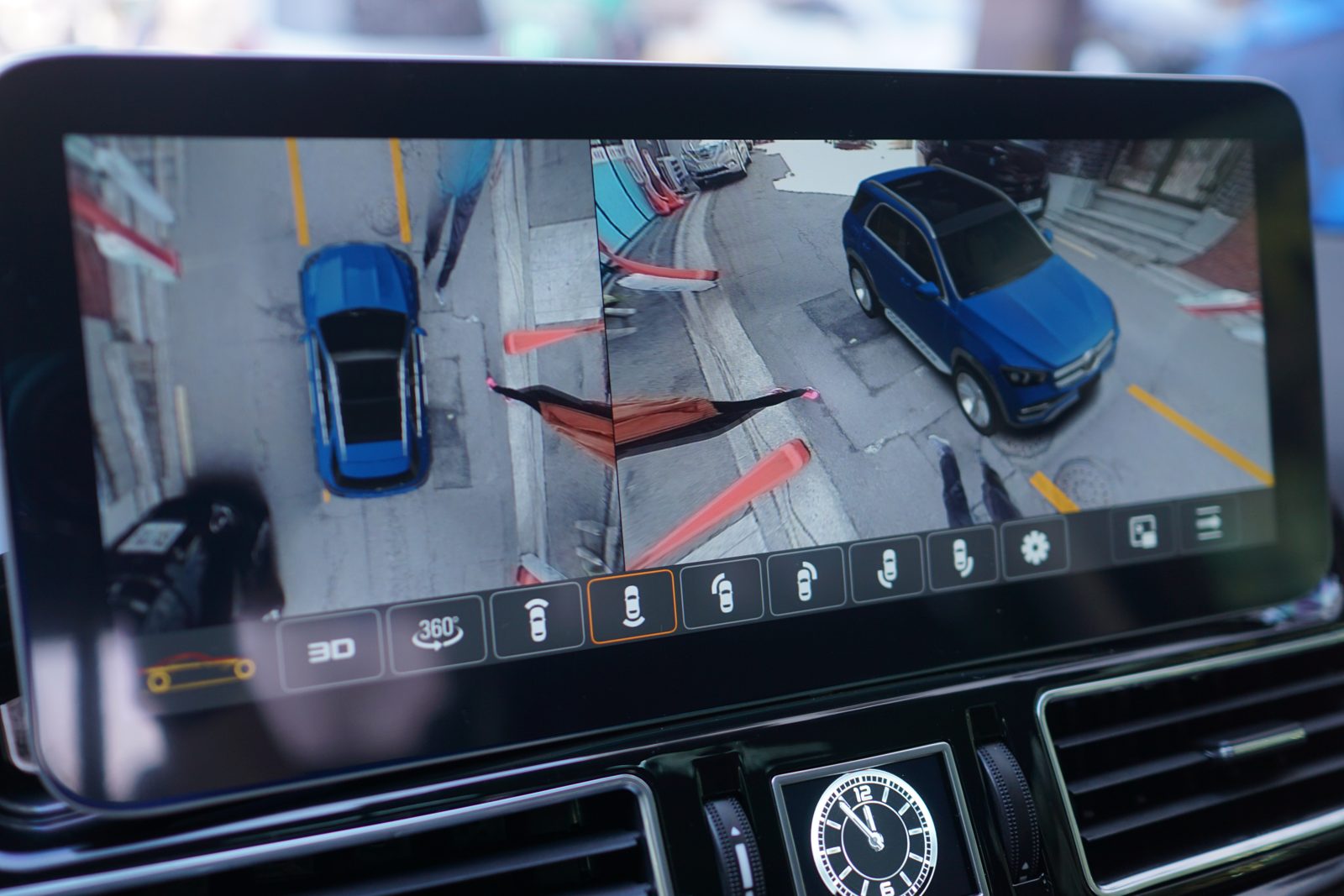 벤츠 W166 GLE 3D 어라운드뷰 화면. 내 차 주변을 입체로 돌려 볼 수 있습니다.