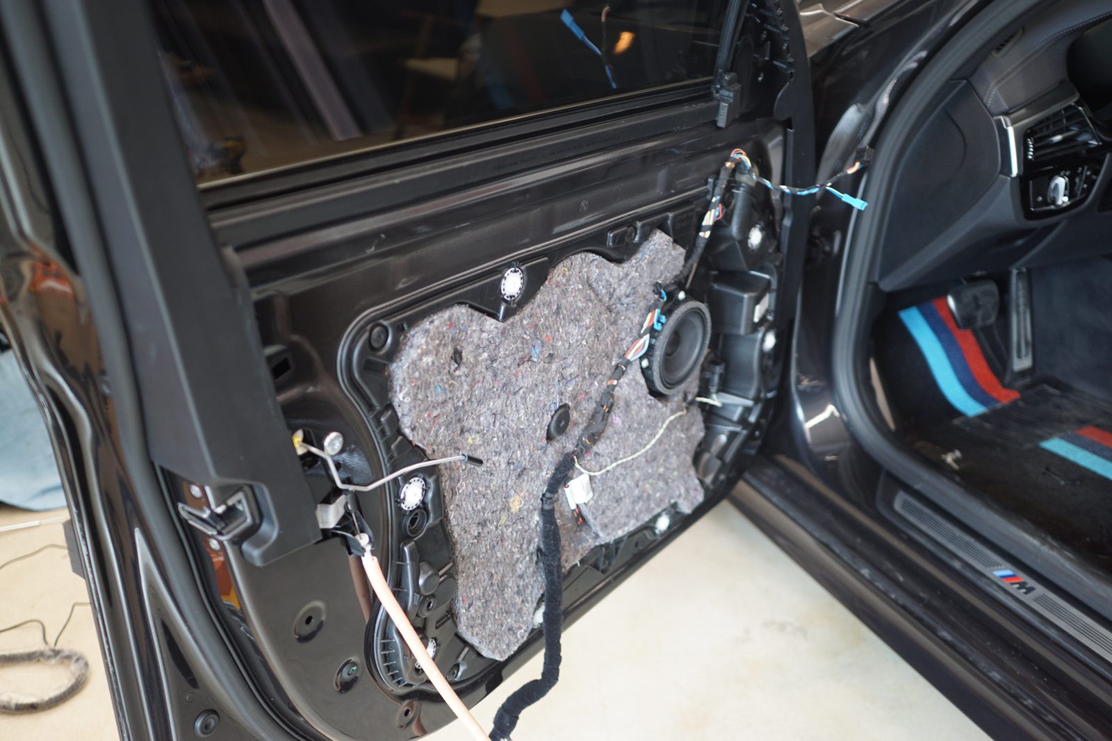 BMW G30 5시리즈 (20년식) 도어 트림을 열고 카메라 배선 작업을 진행합니다.