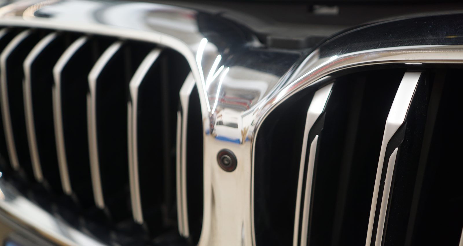 BMW G30 5시리즈 (20년식) 그릴에 장착한 전방 카메라입니다.