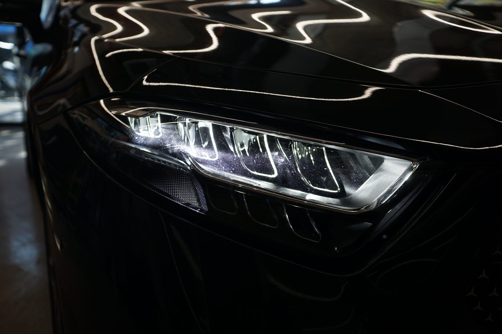 벤츠 C257 CLS 300d 멀티빔 헤드램프 점등 모습입니다.