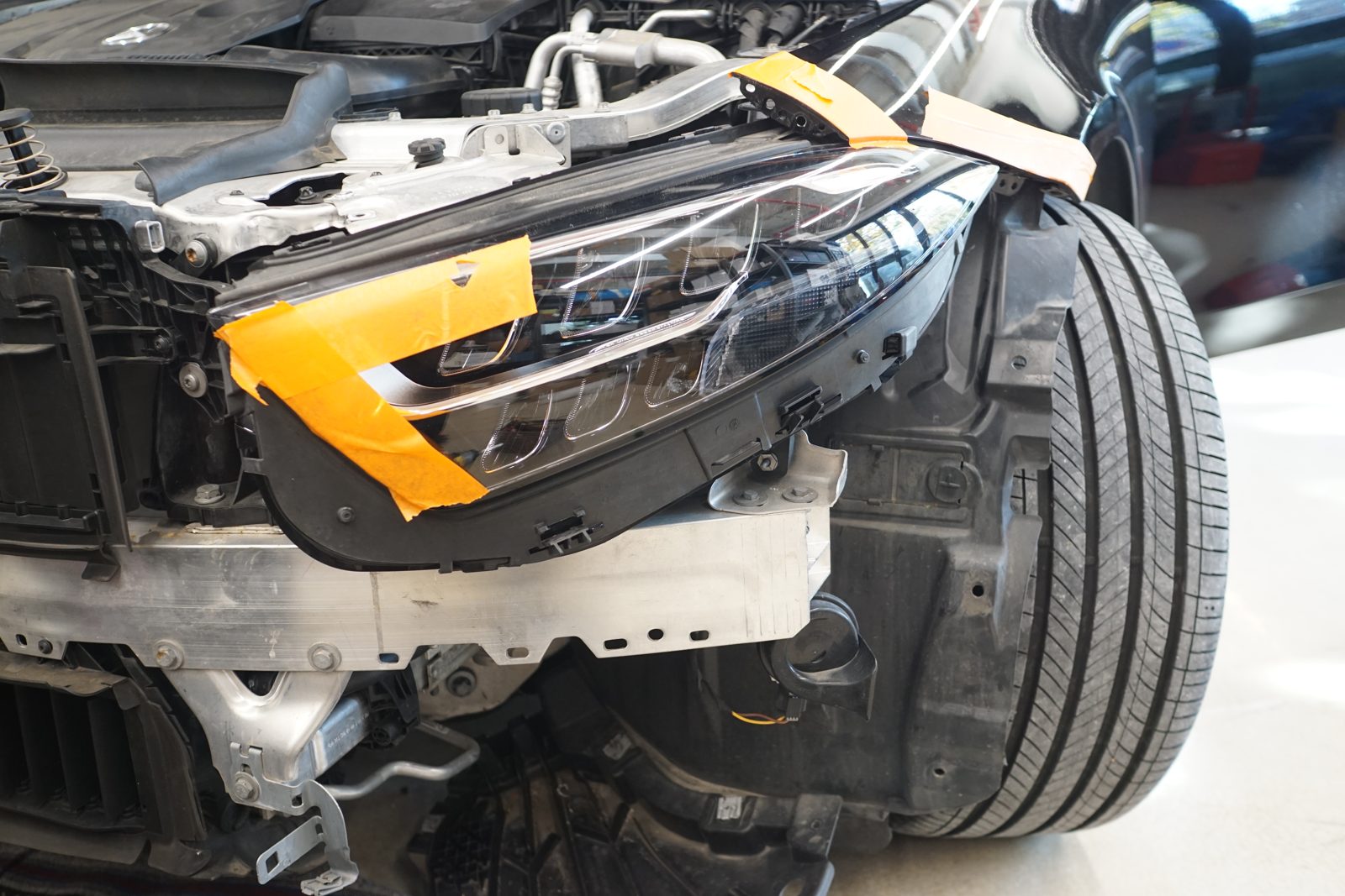 벤츠 C257 CLS 300d 범퍼를 탈거하고 헤드램프를 교체합니다.