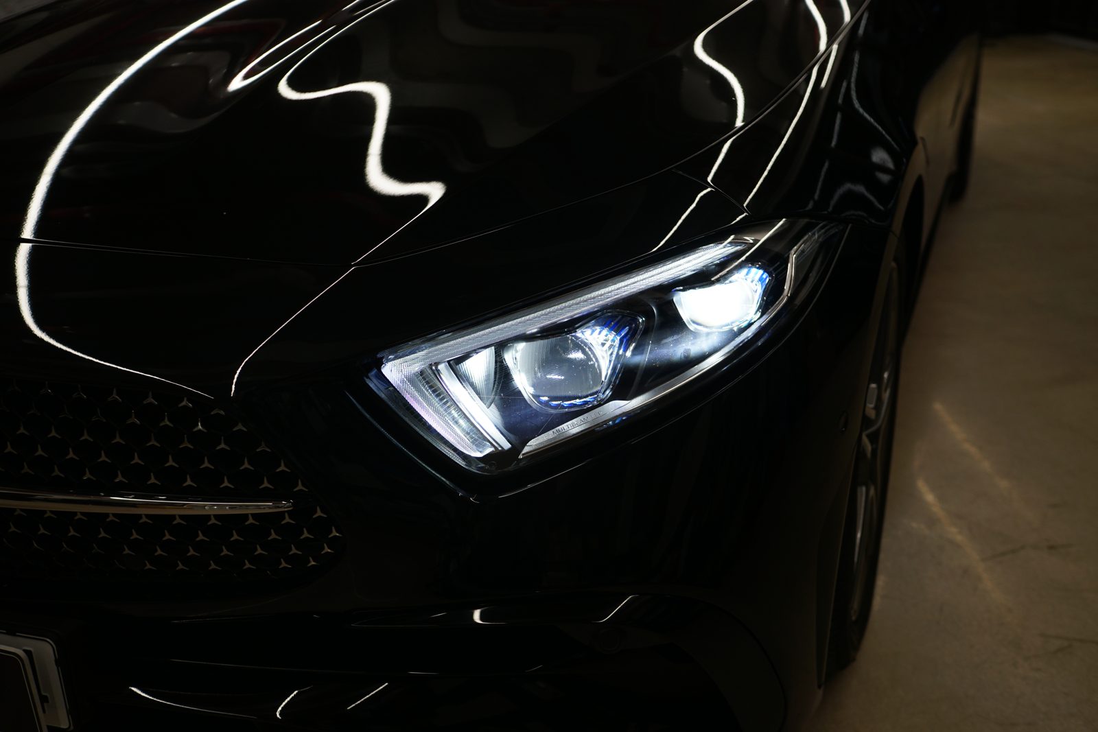 벤츠 C257 CLS 300d 어두운 곳에서 본 점등 모습입니다.