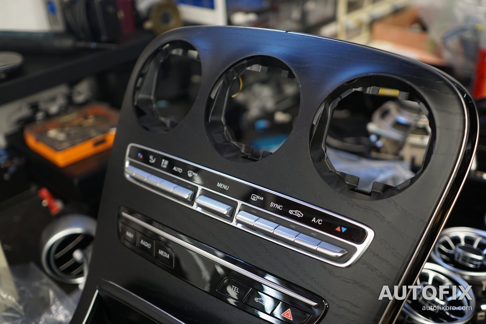 벤츠 W205 C200 카브리올레 (페이스리프트) 분리한 센터 송풍구 패널. 세 개의 원형 송풍구가 터빈 타입으로 바뀝니다