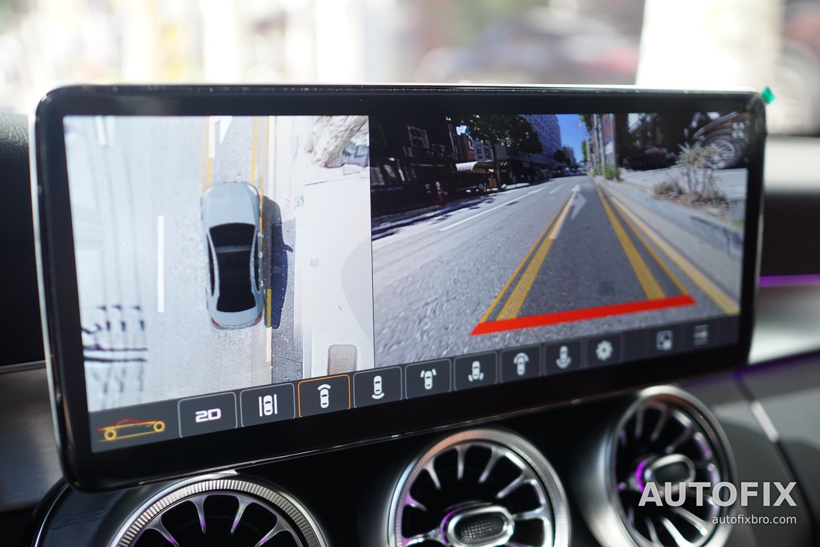 벤츠 W205 C200 카브리올레 (페이스리프트) 12.3인치 화면에 뜬 어라운드뷰. 왼쪽은 위에서 본 화면, 오른쪽은 카
