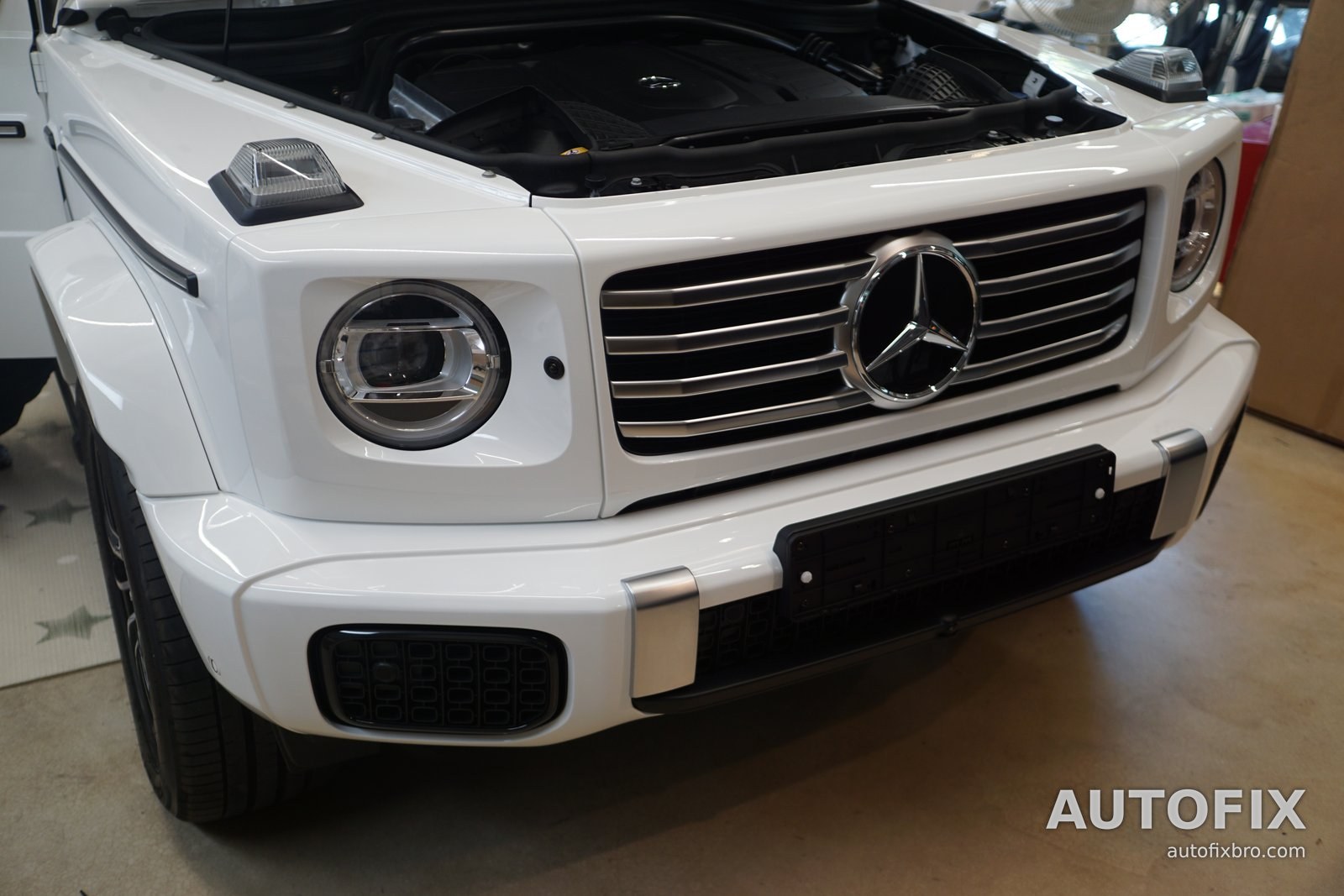 벤츠 G클래스 G450d (화이트) 작업을 위해 입고한 G450d. 흠집 하나 없는 새 차 상태였습니다.