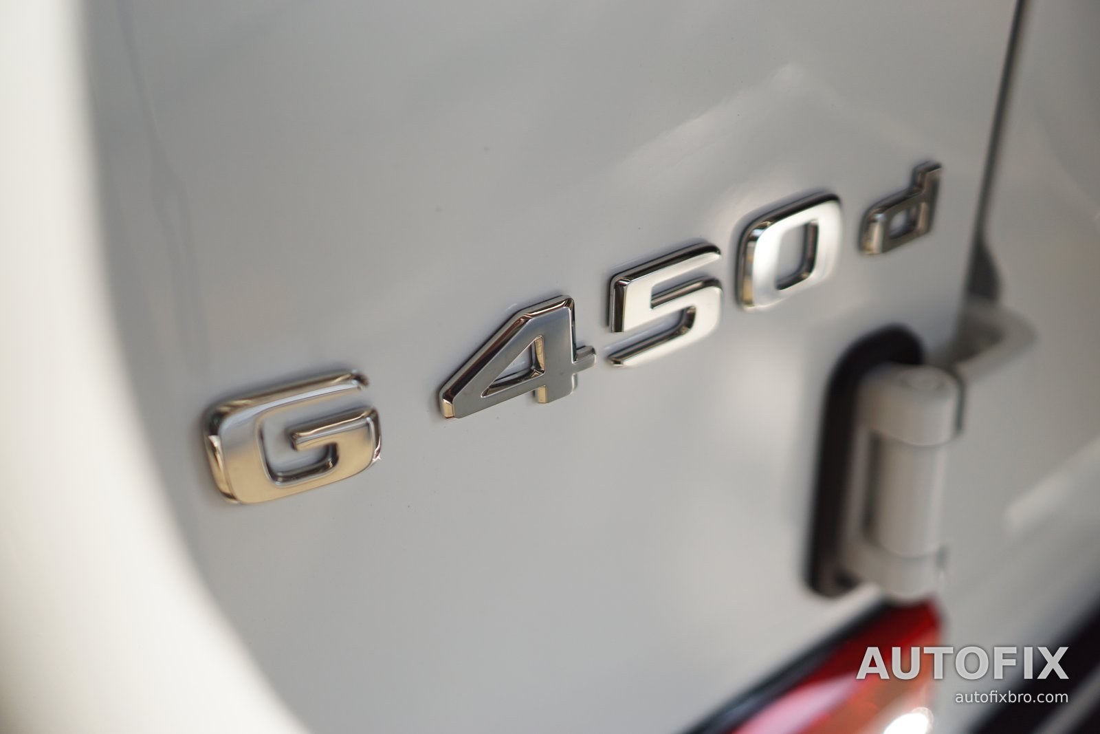 벤츠 G클래스 G450d (화이트) 테일게이트의 G 450 d 엠블럼.