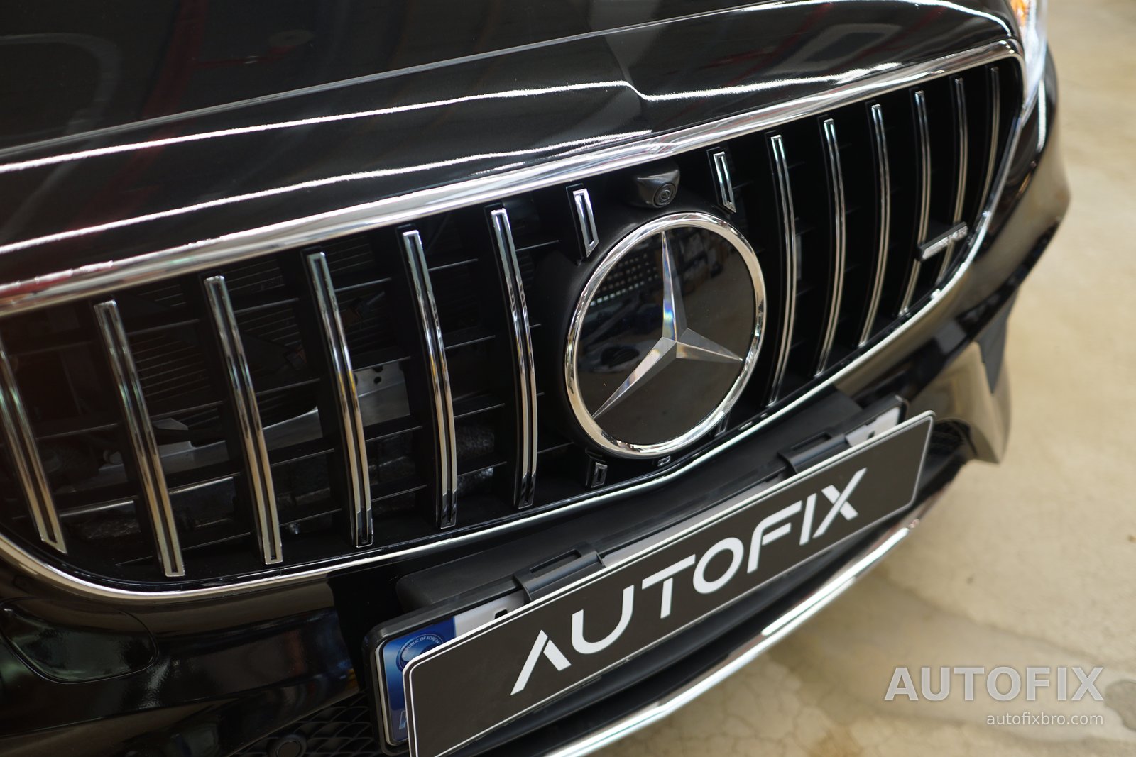 벤츠 E클래스 W213 익스클루시브 (전기형) AMG GT 스타일 그릴. 세로 바가 촘촘하게 들어가고 가운데에 큰 엠블