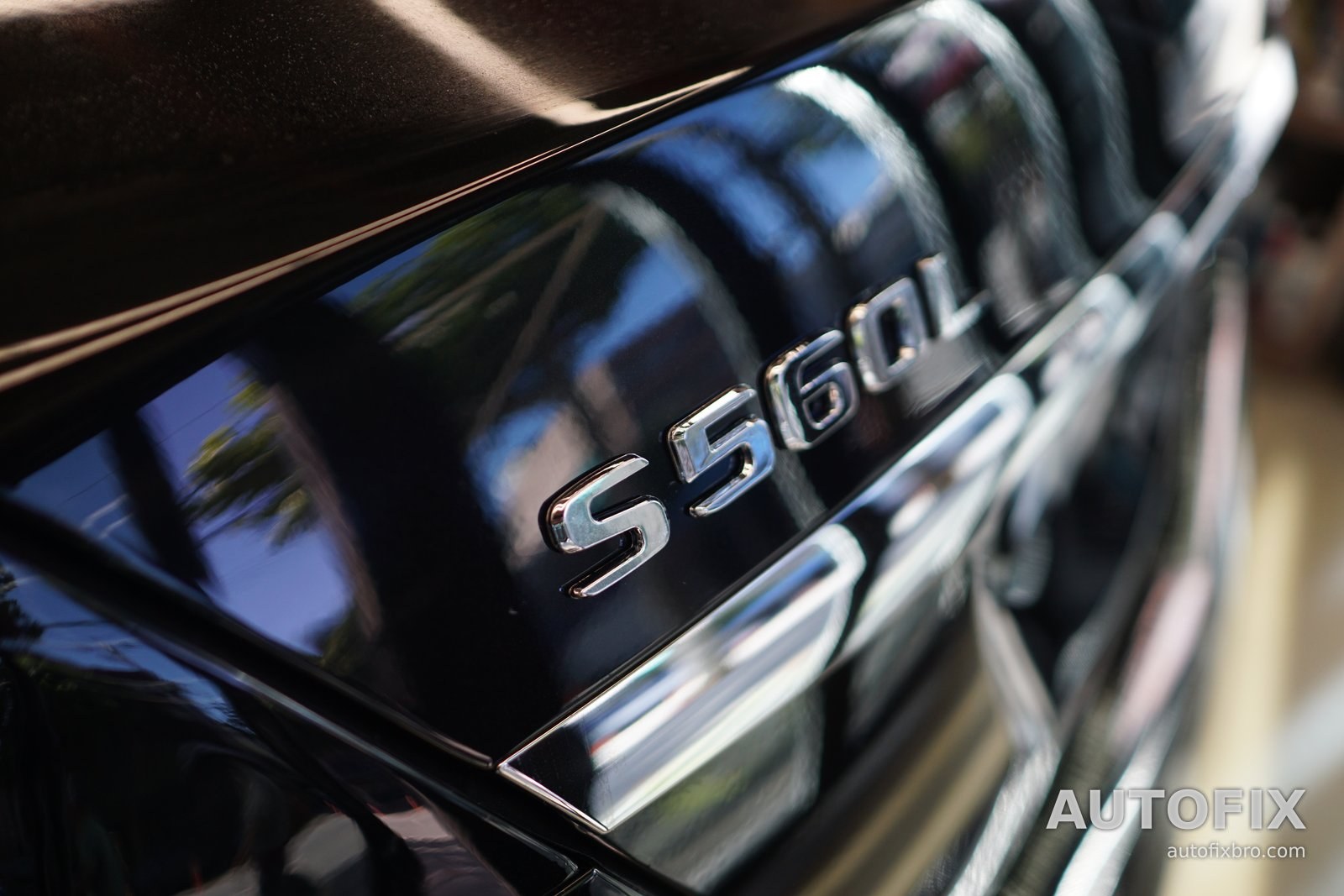 벤츠 S클래스 W222 S560L (후기형) 트렁크의 S560L 레터링.
