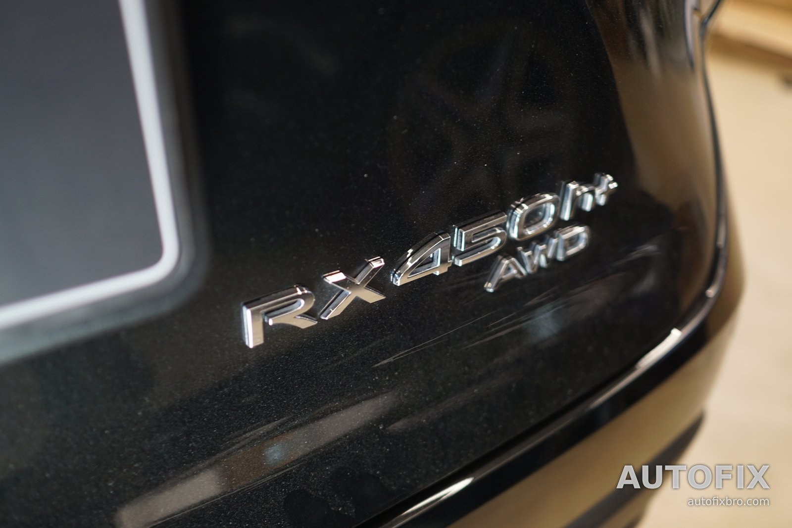 렉서스 RX450h+ AWD (현행 5세대) 뒷문 아래쪽의 RX450h+ AWD 엠블럼.