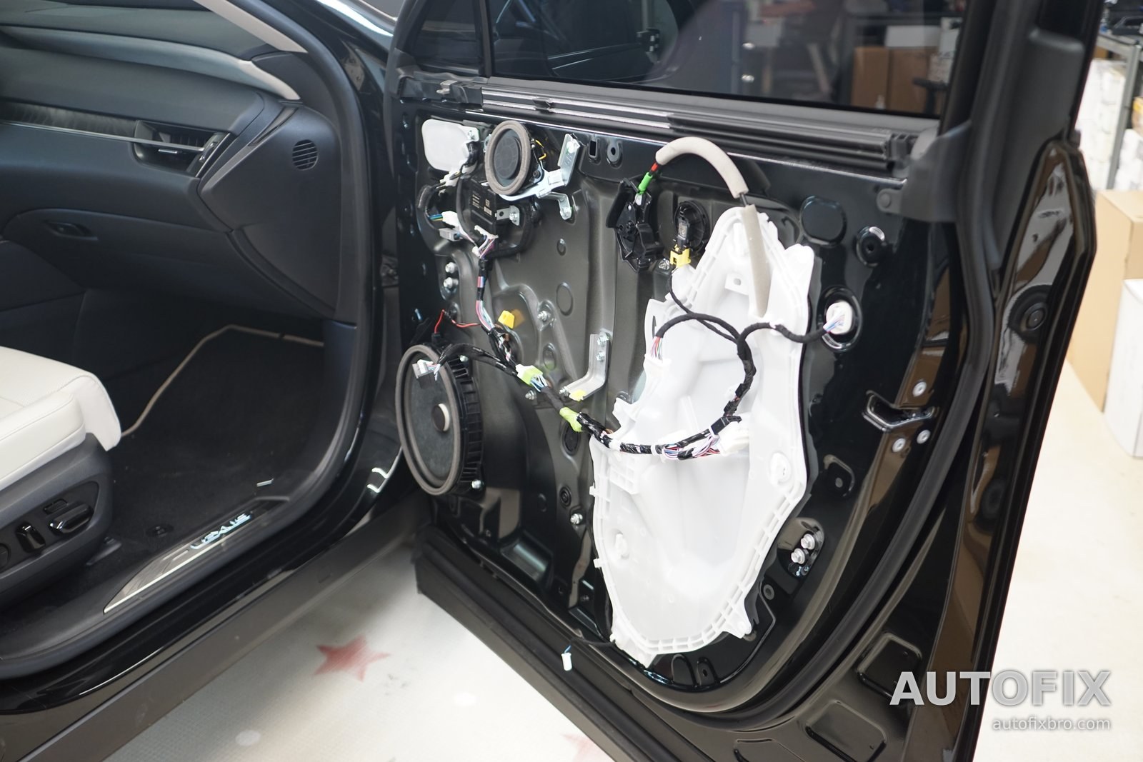 렉서스 RX450h+ AWD (현행 5세대) 도어 트림을 떼어 낸 뒷문 안쪽. 방수 비닐과 배선, 스피커가 보입니다.