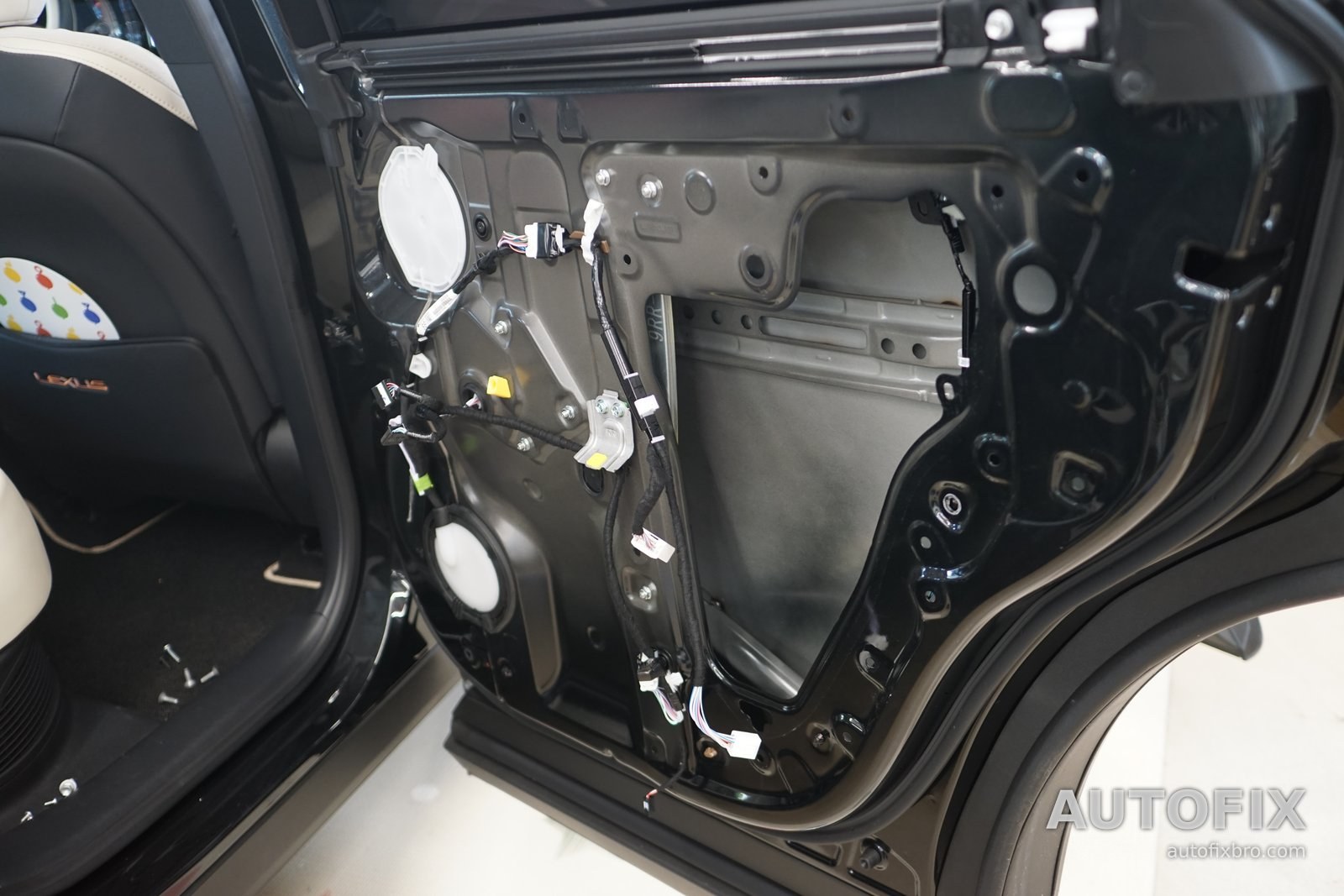 렉서스 RX450h+ AWD (현행 5세대) 안쪽 철판과 배선을 정리한 모습. 래치는 문 끝 쪽 안에 들어 있습니다.
