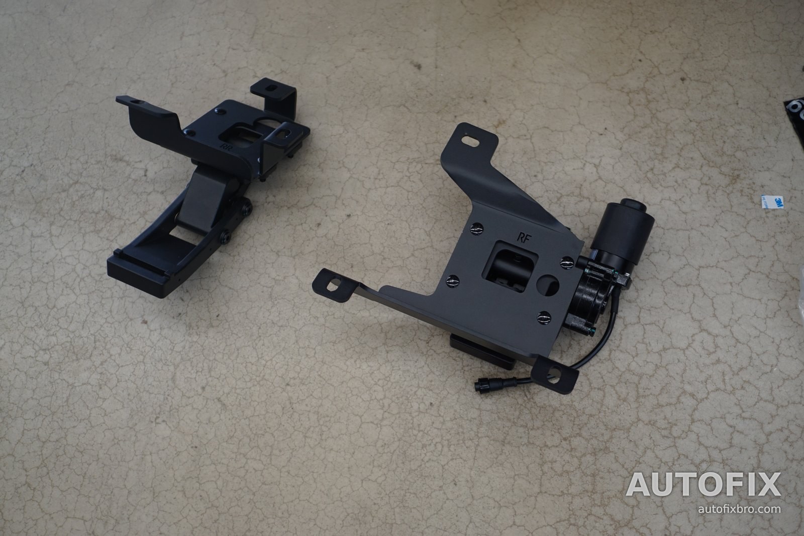 렉서스 RX450h+ AWD (현행 5세대) 사이드스텝 브래킷(왼쪽)과 모터가 달린 구동 브래킷(오른쪽).