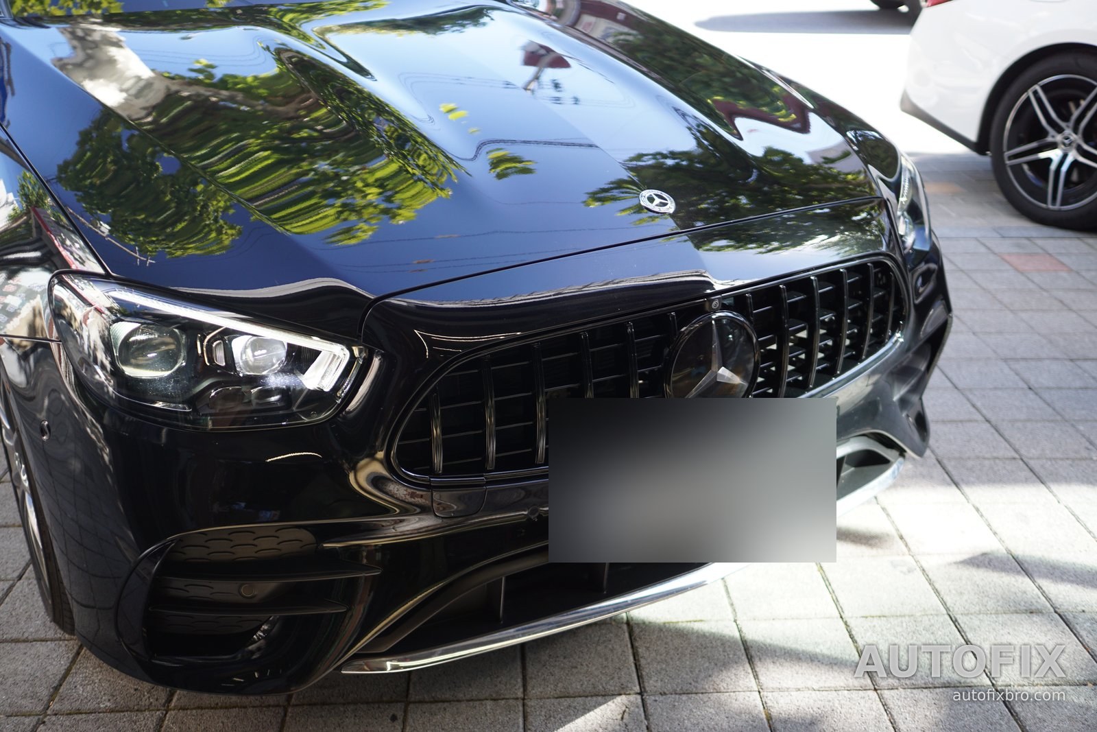 벤츠 E클래스 쿠페 C238 E450 (후기형) 출고 전 밖에서 본 앞모습. 블랙 그릴과 블랙 차체가 자연스럽게 이어집니
