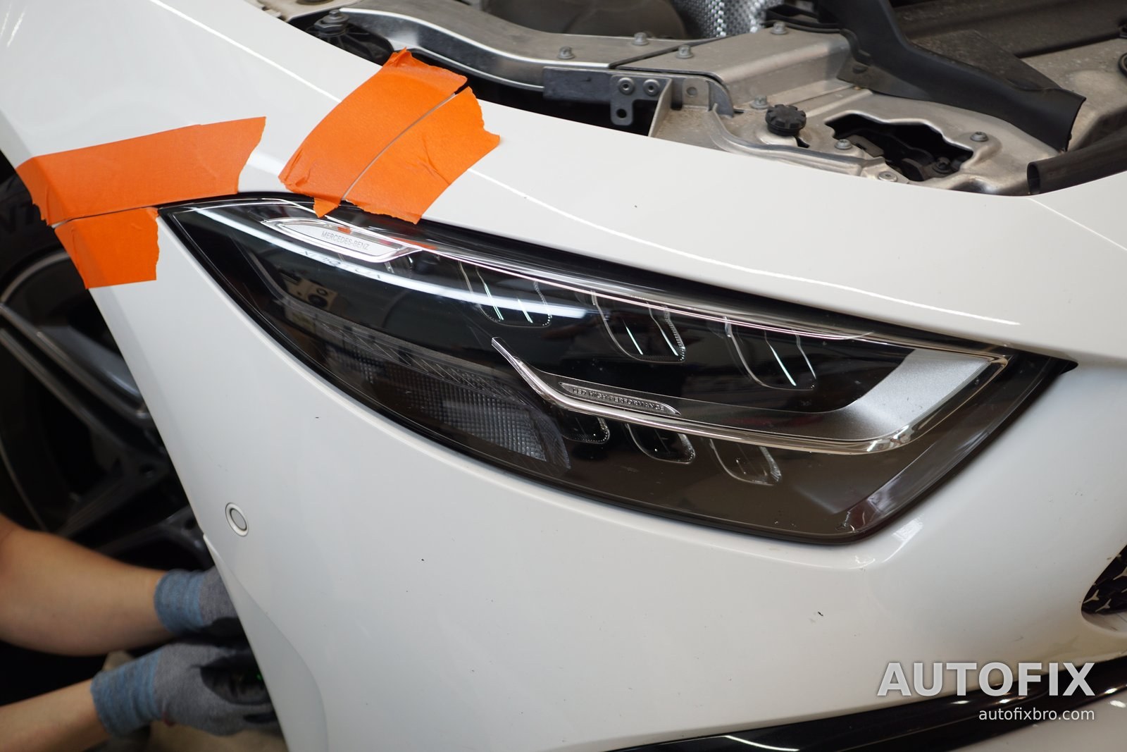 벤츠 CLS C257 (CLS 300d) 작업 전 헤드램프. 작은 LED 렌즈가 나란히 들어간 구성이고, 주변 도