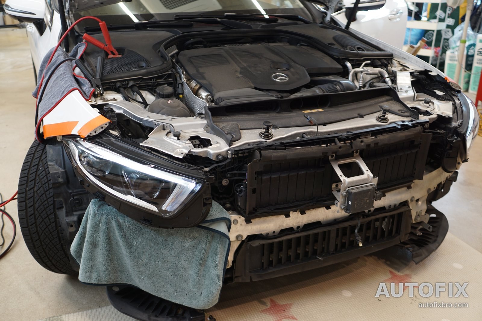 벤츠 CLS C257 (CLS 300d) 앞범퍼를 내린 모습. 헤드램프 고정부와 범퍼 안쪽 구조가 드러납니다.