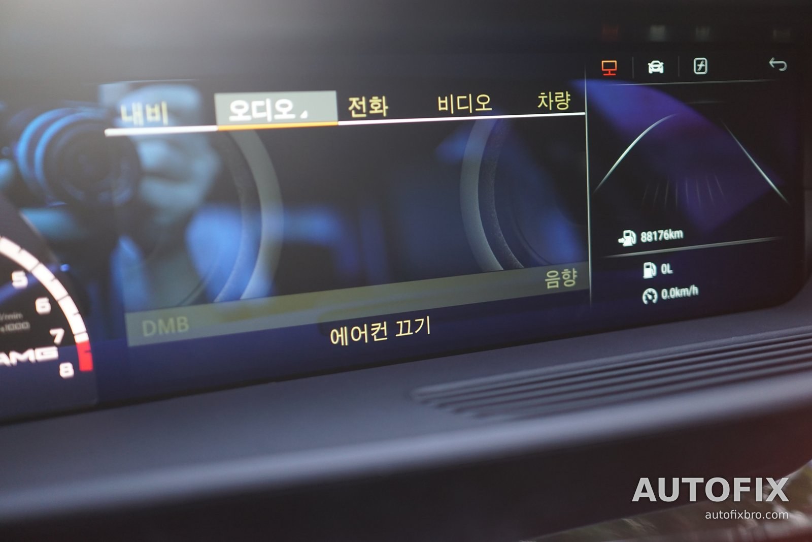 벤츠 S클래스 W221 (S63) 내비, 오디오, 전화, 비디오, 차량 메뉴로 나뉜 기본 화면.