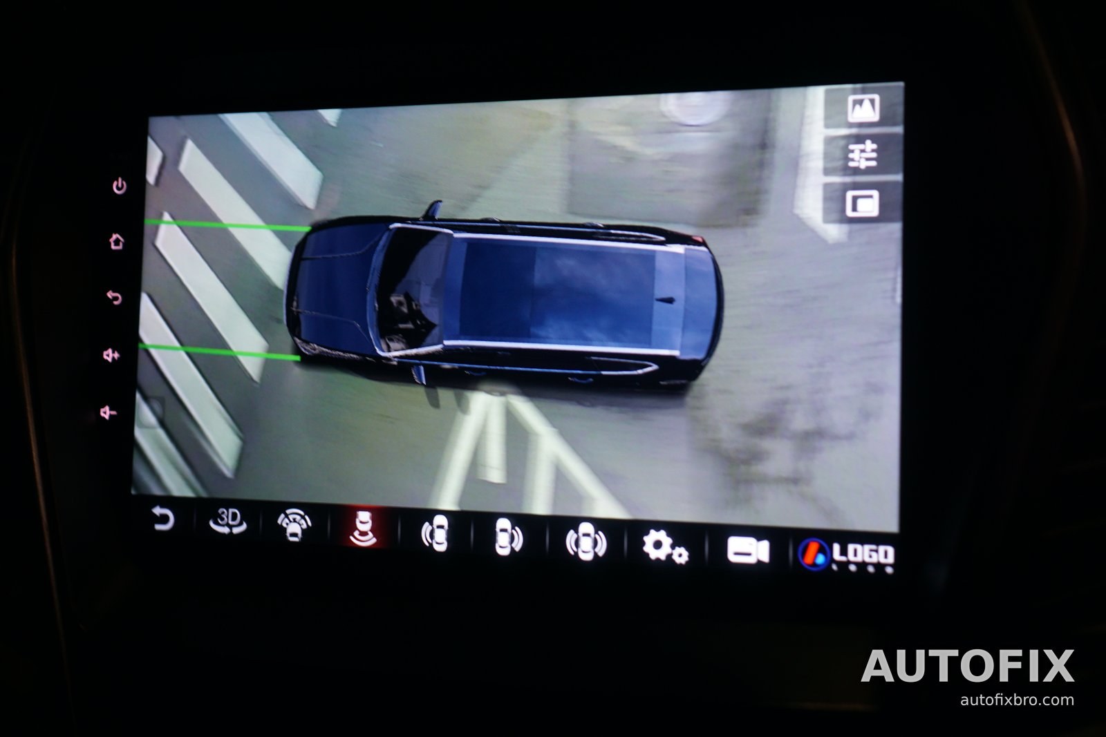 현대 싼타페 DM 옆에서 내려다본 3D 시점. 차 옆면과 바닥의 주차선이 함께 보입니다.